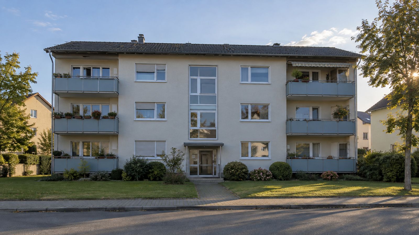 Mehrfamilienhaus mit Balkonen